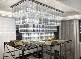 Đèn chùm pha lê thả thông minh PL024 gồm 5 tầng thanh tam giác trắng , hạt pha lê D40  mắt COB dimer 3 màu có điều khiển xa, mâm inox gương trắng hình chữ nhật, KT(mm): 3000 x 1200 x 4300